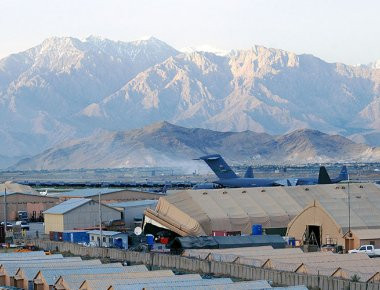 Αφγανιστάν: Δείτε το φυλλάδιο των ΗΠΑ που πρόσβαλε τους Ταλιμπάν και επιτέθηκαν στην αεροπορική βάση του Μπαγκράμ (φωτό)